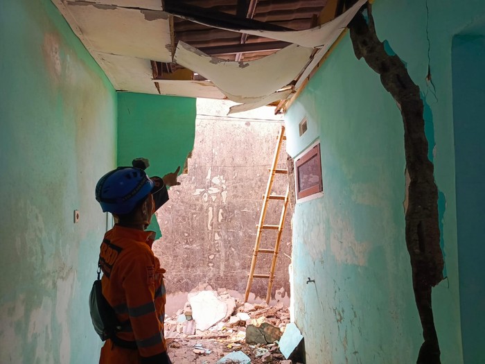 Satu unit rumah di Bogor Selatan, Kota Bogor, Jabar dilaporkan ambruk di bagian kamar tidur dan dapur akibat tergerus aliran air. (dok BPBD Kota Bogor)