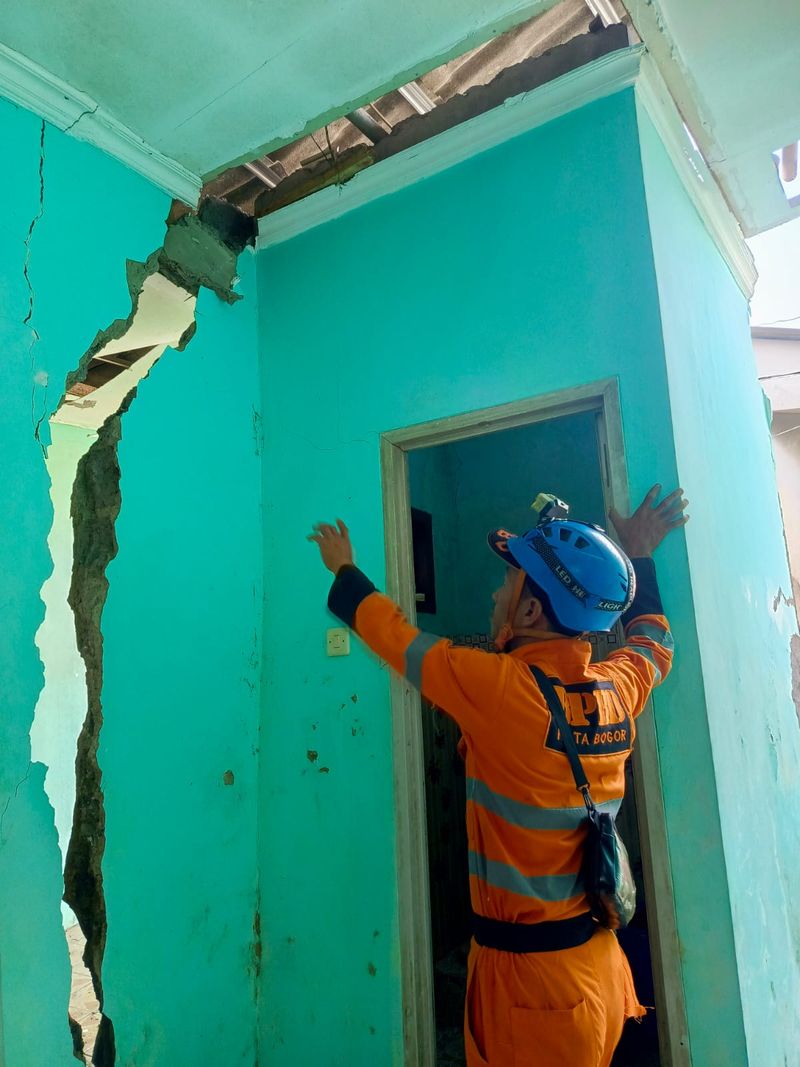 Satu unit rumah di Bogor Selatan, Kota Bogor, Jabar dilaporkan ambruk di bagian kamar tidur dan dapur akibat tergerus aliran air. (dok BPBD Kota Bogor)