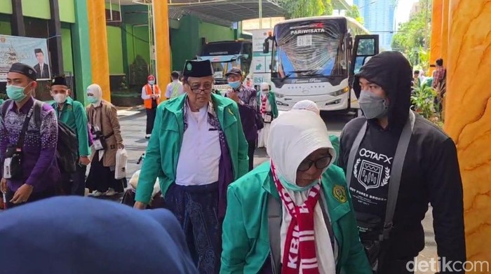 Sebanyak 376 jemaah haji kloter I tiba di asrama haji debarkasi Surabaya
