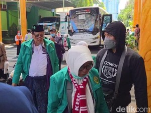 376 Jemaah Haji Kloter 1 Tiba di Asrama Haji Debarkasi Surabaya
