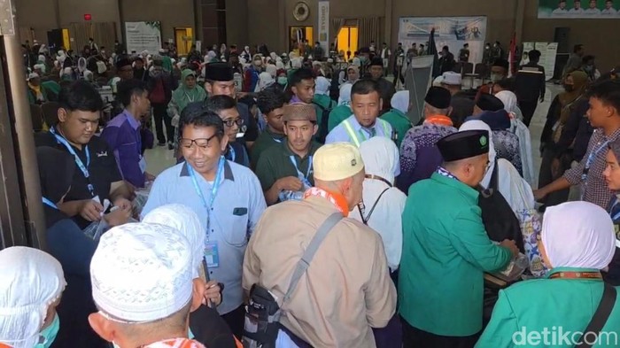 Sebanyak 376 jemaah haji kloter pertama tiba di asrama haji debarkasi Surabaya