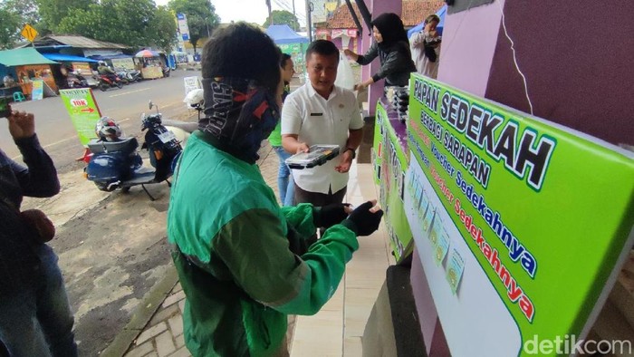 Sedekah sarapan pagi di Gerai UMKM Maleber Ciamis.