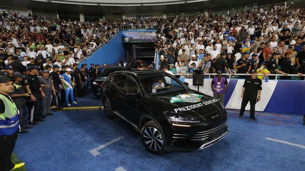 Sejumlah mobil berjejer di lapangan setelah pertandingan, saat Presiden Uzbekistan Shavkat Mirziyoyev memberikan penghargaan kepada setiap pemain tim nasional berupa satu unit mobil usai memastikan lolos ke Piala Dunia FIFA 2026 di Grup A, Uzbekistan vs Qatar, Stadion Milliy, Tashkent, Uzbekistan, 10 Juni 2025. (REUTERS/Maxim Shemetov)