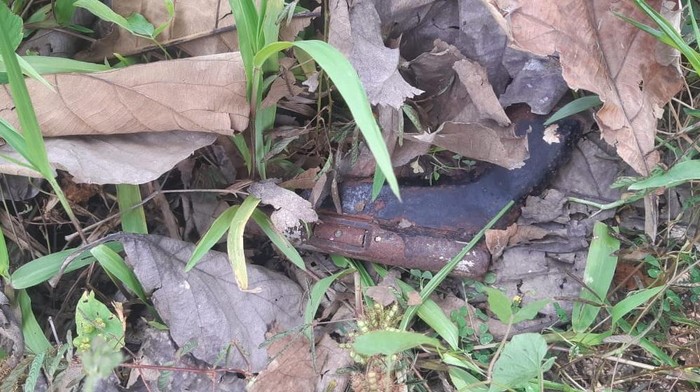 Senpi rakitan yang didapatkan di semak-semak oleh warga Poso.