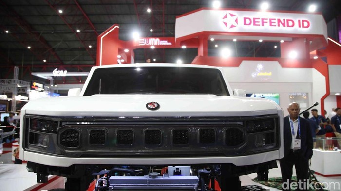 Presiden Prabowo meresmikan MV3 EV Pandu, kendaraan taktis listrik buatan Pindad di Indo Defence 2025. Kendaraan ini jadi simbol awal kemandirian alutsista ramah lingkungan.