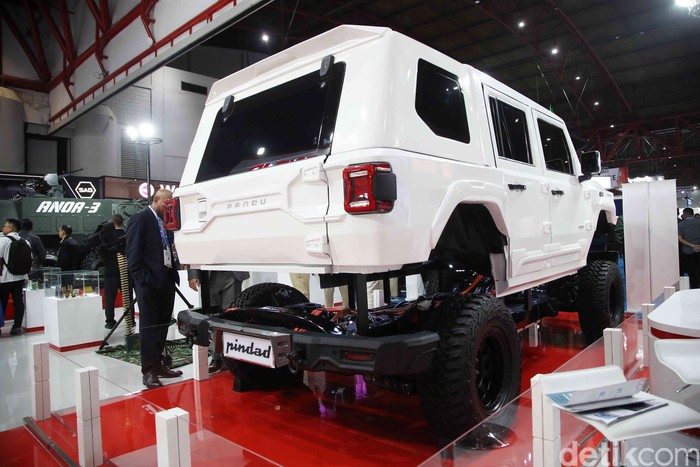 Presiden Prabowo meresmikan MV3 EV Pandu, kendaraan taktis listrik buatan Pindad di Indo Defence 2025. Kendaraan ini jadi simbol awal kemandirian alutsista ramah lingkungan.
