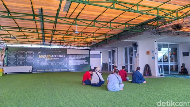 Situasi live sosial media TikTok, di Masjid Affiliate Al Kahfi Bunut, Kampung Bunut, Desa Margahurip, Kecamatan Banjaran, Kabupaten Bandung.