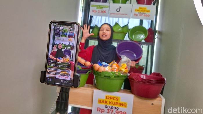 Situasi live sosial media TikTok, di Masjid Affiliate Al Kahfi Bunut, Kampung Bunut, Desa Margahurip, Kecamatan Banjaran, Kabupaten Bandung.