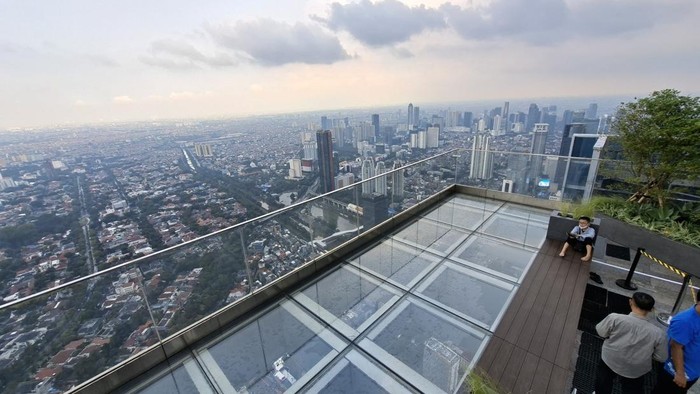 Sky Garden merupakan sebuah taman modern yang berada di gedung tertinggi di Indonesia, yaitu Autograph Tower.