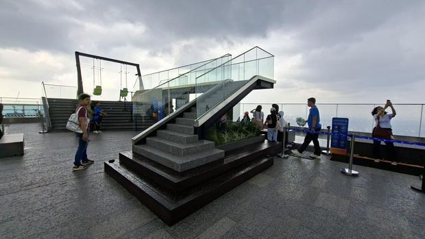 Sky Garden merupakan sebuah taman modern yang berada di gedung tertinggi di Indonesia, yaitu Autograph Tower.