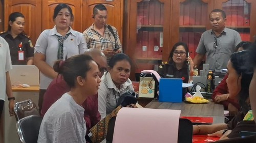 Stefani Doko Rihi alias Fani, mahasiswi penyuplai tiga anak untuk dicabuli eks Kapolres Ngada saat dilimpahkan ke Kejari Kota Kupang, Kamis (12/6/2025) untuk proses peradilan, Kamis (12/6/2025). (Yufengki Bria/detikBali)