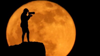Strawberry Moon Sinari Langit Gaza hingga Eropa