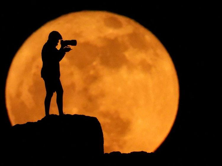 Strawberry Moon Sinari Langit Gaza hingga Eropa