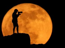 Strawberry Moon Sinari Langit Gaza hingga Eropa