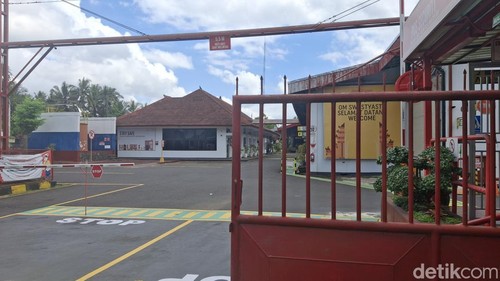 Suasana pabrik Coca Cola di Desa Werdi Bhuwana, Kecamatan Mengwi, Badung, Bali, tampak sepi pada Kamis (12/6/2025). (Foto: Fabiola Dianira/detikBali)
