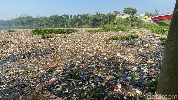 Sungai Citarum dipenuhi sampah dan eceng gondok