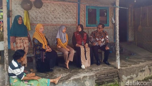 Petugas dari Dinas Sosial sedang melakukan tahapan verifikasi calon siswa Sekolah Rakyat.