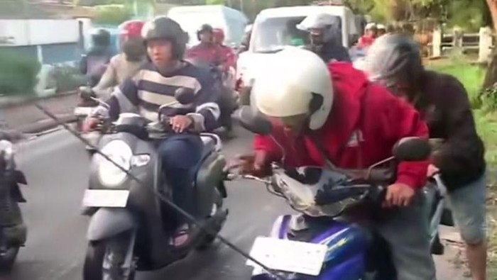 Tangkapan layar pengendara sepeda motor mengalami kecelakaan akibat tersangkut kabel udara menjuntai di kawasan Taman Pedongkelan, Cengkareng, Jakbar. (ANTARA/Risky Syukur)