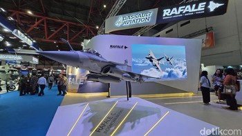 Prancis membawa Dassault Aviation yang terkenal dengan pesawatnya jet tempur Rafale C. Rafale sempat ramai dalam pemberitaan saat perang singkat India-Pakistan. Rafale milik India ditembak jatuh J-10 milik Pakistan yang buatan China. Foto: Fitraya Ramadhanny/detikINET