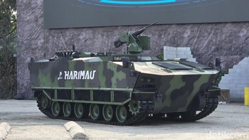 PT Pindad juga melakukan debut pertama penampilan tank Harimau armoured personnel carrier (APC) hasil kolaborasi dengan perusahaan Turki FNSS. Kendaraan tempur ini dilengkapi dengan senjata berat Remote Control Weapon Turret. Foto: Fitraya Ramadhanny/detikINET