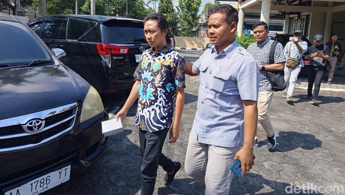 Terduga pembuat video AI soal umrah ke Candi Borobudur dibawa penyidik masuk mobil ke Polresta Magelang, Kamis (12/6/2025).