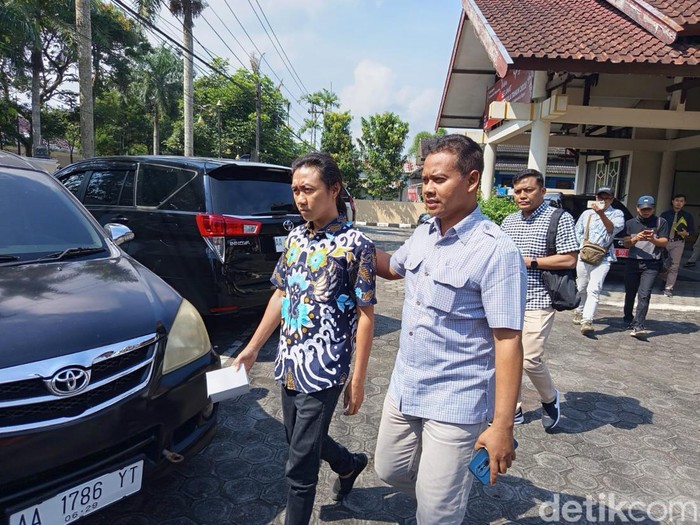 Terduga pembuat video AI soal umrah ke Candi Borobudur dibawa penyidik masuk mobil ke Polresta Magelang, Kamis (12/6/2025).