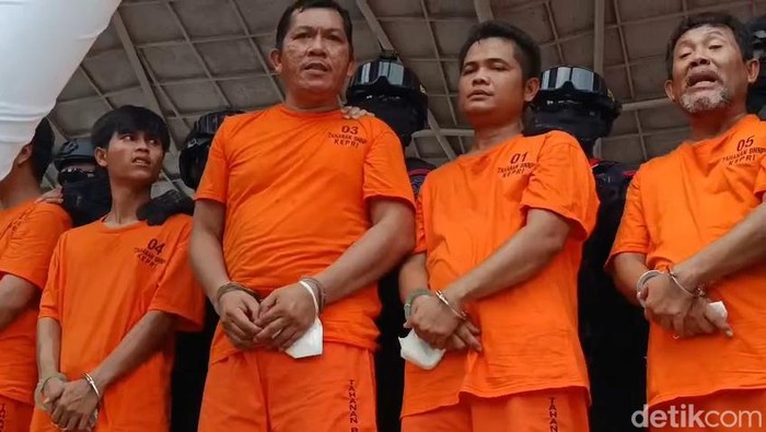 Tersangka 2 ton sabu mengaku dijebak saat konferensi pers pemusnahan barang bukti di Batam, Kepri. (Alamudin Hamapu/detikSumut)