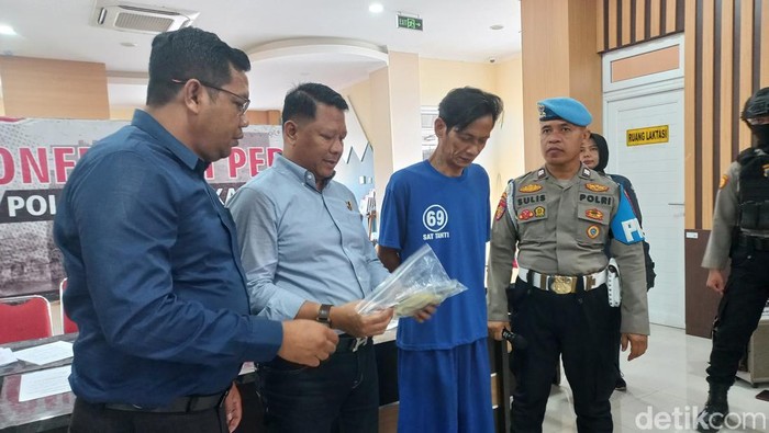 Tersangka penggelapan motor, ST (50), saat konferensi pers di Mapolresta Solo, Kamis (12/5/2025).