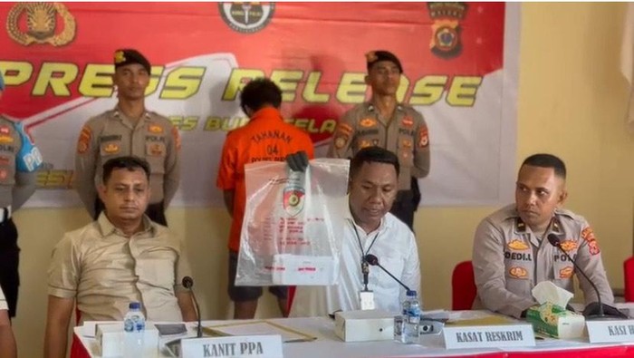 Tersangka penyebar foto syur siswi SMA dihadirkan saat konferensi pers.