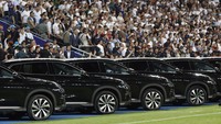 40 unit mobil listrik merek BYD langsung digelontorkan ke tengah lapangan Stadion Nasional di Tashkent setelah peluit panjang berbunyi. Satu per satu pemain menerima kunci kendaraan yang diserahkan secara simbolis di hadapan penonton. (REUTERS/Maxim Shemetov)
