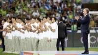 Presiden Uzbekistan, Shavkat Mirziyoyev, sebelumnya juga telah menandatangani dekret pemberian gelar kehormatan dan penghargaan negara bagi para pemain. Hadiah mobil menjadi pelengkap dari apresiasi negara terhadap sejarah baru yang ditorehkan timnas. (REUTERS/Maxim Shemetov)