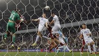 Kemenangan Uzbekistan atas Qatar ditentukan lewat gol dari Azizbek Turgunboev, Eldor Shomurodov, dan Igor Sergeev. Ini menegaskan performa impresif tim di bawah pelatih Timur Kapadze, yang menggantikan Srečko Katanec. (REUTERS/Maxim Shemetov)
