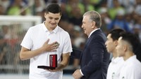 Presiden Uzbekistan, Shavkat Mirziyoyev, menyerahkan hadiah mobil kepada pemain timnas di Stadion Milliy, Tashkent, Uzbekistan, Selasa (10/6/2025). (REUTERS/Maxim Shemetov)