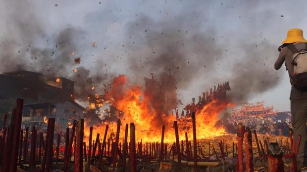 Tradisi acara Bakar Tongkang di Bagansiapiapi, Rokan Hilir (Rohil), Riau berlangsung meriah. Acara ini ramai dihadiri warga Tionghoa dari dalam dan luar negeri. (dok Polres Rohil)