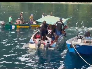Momen Warga Usir Turis di Pulau Wayag Usai Pencabutan IUP di Raja Ampat