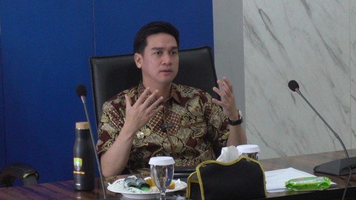 Wakil Bupati Sumedang Fajar Aldila saat memimpin rapat percepatan pembentukan KMP.
