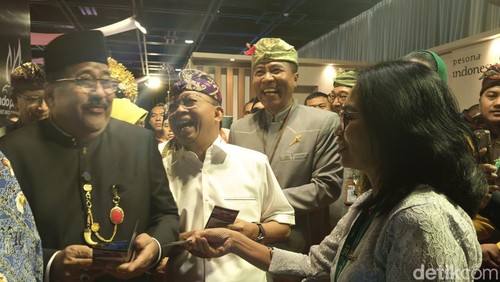 Wakil Gubernur Jakarta Rano Karno dan Gubernur Bali Wayan Koster saat ditemui di konferensi pers acara 11th Bali and Beyond Travel Fair (BBTF) di Nusa Dua, Bali, Kamis (12/6/2025).