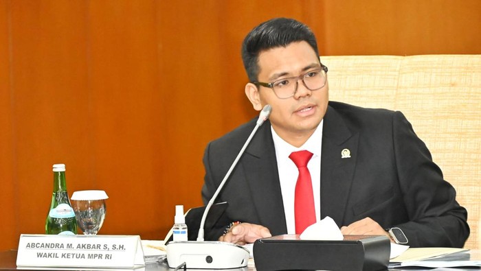 Wakil Ketua MPR AM Akbar Supratman meminta Pemerintah Daerah Kota Palu agar mengambil langkah tegas dalam menangani kerusakan jalan di wilayah Watusampu, Kota Palu, Sulawesi Tengah.