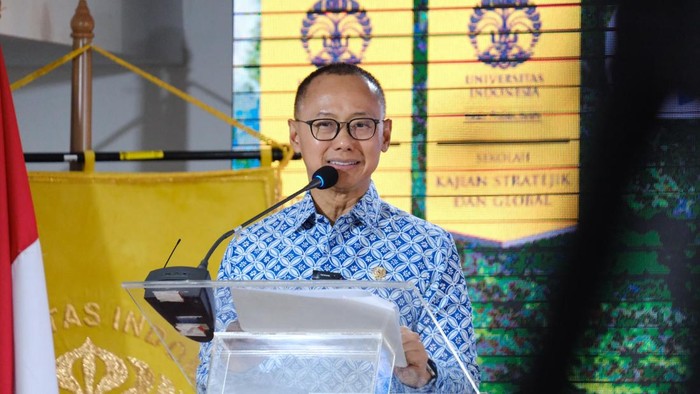 Wakil Ketua MPR RI, Eddy Soeparno menyampaikan Pidato Kunci dalam acara Sustainability Talk Sekolah Ilmu Lingkungan UI kolaborasi bersama Emil Salim Institute