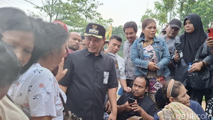Wali Kota Pekanbaru Agung Nugroho menertibkan warung remang  (Raja Adil Siregar/detikcom)