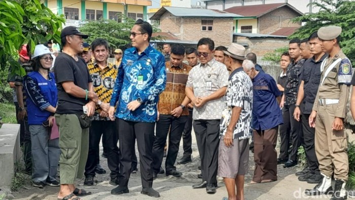 Wali Kota Rico Waas (kemeja batik biru) berdialog dengan warga saat meninjau jalan rusak di Kecamatan Medan Helvetia. (Nizar Aldi/detikSumut)