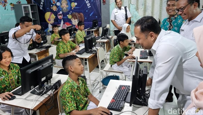 Wali Kota Surabaya Eri Cahyadi di SDN Kaliasin 1