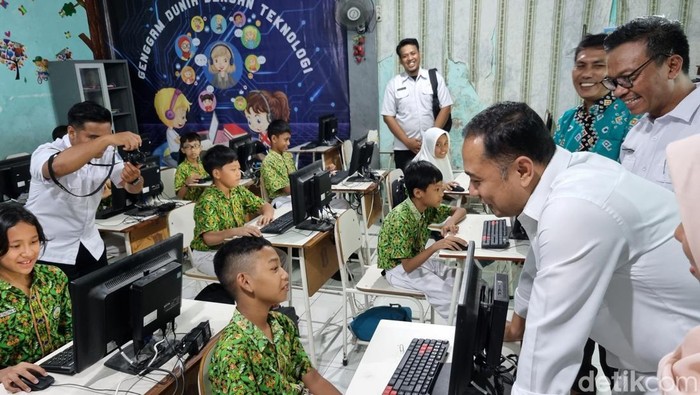 Wali Kota Surabaya Eri Cahyadi di SDN Kaliasin 1.