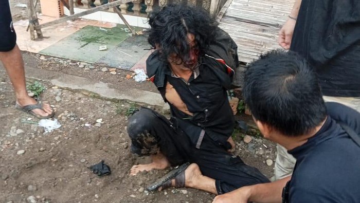 Warga saat mengamankan pria yang menculik tetangganya dan memperkosa serta menganiaya korban