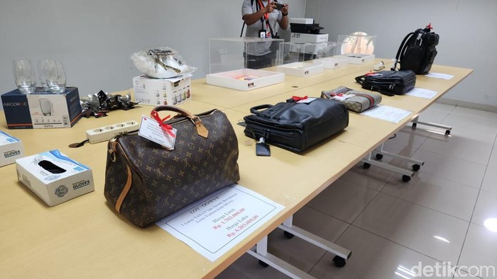 Warga tidak usah khawatir mengenai keaslian barang-barang mewah milik para koruptor yang dilelang KPK. Tenang, KPK menjamin barang yang dilelang asli. (Adrial/detikcom).