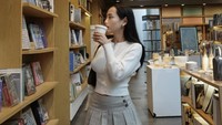 Mengunjungi kafe-kafe yang unik juga dilakoninya. Minum kopi sambil mencari buku yang menarik jadi cara Wendy hangout santai. Foto: Instagram/wendyayu