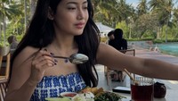Untuk sarapan, Wendy suka makanan lokal di tempat yang dikunjungi. Seperti saat ke Ubud, Bali ia memilih nasi tempong di antara menu lain untuk makan pagi. Foto: Instagram/wendyayu