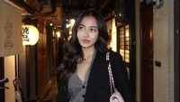 Selebgram Wendy Ayu kerap membagikan unggahan ketika dirinya bekerja. Ia menceritakan profesinya sebagai UI/UX Designer. Foto: Instagram/wendyayu