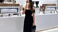 Segelas es kopi tak pernah luput dipesannya. Kafe asal Jepang, %Arabica, menjadi salah satu tempat memesan kopi andalan Wendy. Foto: Instagram/wendyayu