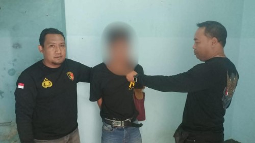 Y (18), pembobol rumah kosong di Mataram, NTB, ditangkap polisi saat bersembunyi di kos temannya. (Dok. Polsek Ampenan)